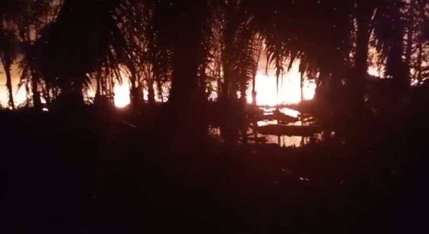 Sumur minyak ilegal di Gampong Alue Canang, Kecamatan Birem Bayeun, Aceh Timur dilaporkan terbakar, pada Kamis malam (30/5/2024). Foto: Istimewa