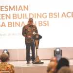 Pj Gubernur Aceh Bustami Hamzah menyampaikan sambutannya pada peresmian Gedung Landmark BSI Aceh di Banda Aceh, Kamis (30/5). (Foto: Dok. Info Aceh)
