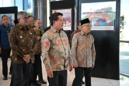 Dirut BSI Hery Gunardi mendampingi Wapres Ma'ruf Amin meninjau Gedung Landmark BSI Aceh, Kamis (30/5). (Foto: Dok. Info Aceh)