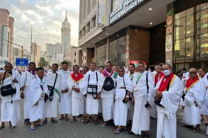 Jamaah haji Aceh Kloter 2 asal Kabupaten Bireuen bersiap ke Masjidil Haram untuk menunaikan rukun umrah haji, berangkat dari maktab di Misfalah, Jum'at pagi, 31 Mei 2024. Foto: Istimewa