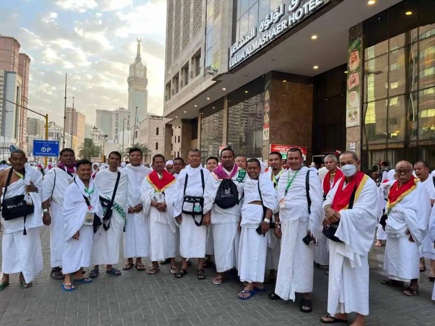 Jamaah haji Aceh Kloter 2 asal Kabupaten Bireuen bersiap ke Masjidil Haram untuk menunaikan rukun umrah haji, berangkat dari maktab di Misfalah, Jum'at pagi, 31 Mei 2024. Foto: Istimewa