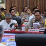 Kapolda Aceh Irjen Pol Achmad Kartiko didampingi Pj Gubernur Aceh Bustami Hamzah menyampaikan paparan saat menerima kunjungan kerja spesifik tim Komisi III DPR RI di Aula Presisi Polda Aceh, Jum'at (31/5/2024). (Foto: For Infoaceh.net)
