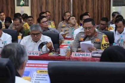 Kapolda Aceh Irjen Pol Achmad Kartiko didampingi Pj Gubernur Aceh Bustami Hamzah menyampaikan paparan saat menerima kunjungan kerja spesifik tim Komisi III DPR RI di Aula Presisi Polda Aceh, Jum'at (31/5/2024). (Foto: For Infoaceh.net)
