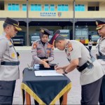 Kapolresta Banda Aceh Kombes Pol Fahmi Irwan Ramli memimpin sertijab Kasat Lantas Polresta Banda Aceh dari Kompol Sukirno kepada Kompol Ikmal, di halaman Mapolresta setempat, Rabu (19/6). (Foto: For Infoaceh.net)