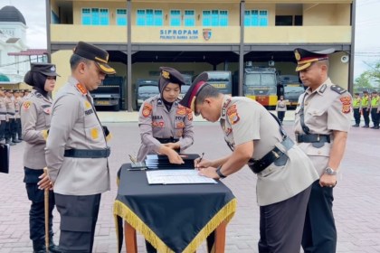 Kapolresta Banda Aceh Kombes Pol Fahmi Irwan Ramli memimpin sertijab Kasat Lantas Polresta Banda Aceh dari Kompol Sukirno kepada Kompol Ikmal, di halaman Mapolresta setempat, Rabu (19/6). (Foto: For Infoaceh.net)
