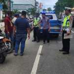 Satlantas Polresta Banda Aceh menangani kecelakaan lalu lintas yang menyebabkan juru parkir meninggal dunia ditabrak sepeda motor di Jalan Teuku Umar, Seutui Banda Aceh, Sabtu (1/6). (Foto: Dok. Satlantas Polresta Banda Aceh)