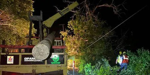 PLN Jantho mengatasi krisis listrik akibat cuaca buruk, hujan deras disertai angin kencang yang melanda Kabupaten Aceh Besar pada Jum'at malam, 31 Mei 2024. Foto: Istimewa