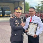 Kapolresta Banda Aceh Kombes Pol Fahmi Irwan Ramli menyerahkan penghargaan untuk personel Satresnarkoba, Sabtu (1/6/2024). (Foto: Dok. Polresta Banda Aceh)