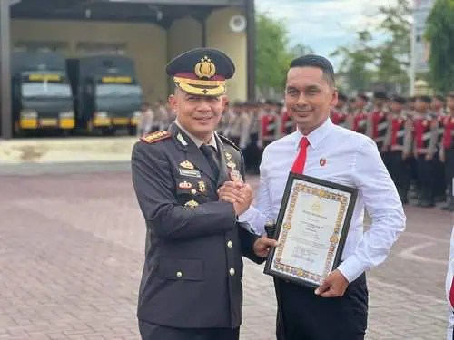 Kapolresta Banda Aceh Kombes Pol Fahmi Irwan Ramli menyerahkan penghargaan untuk personel Satresnarkoba, Sabtu (1/6/2024). (Foto: Dok. Polresta Banda Aceh)