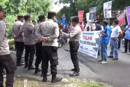 Puluhan wartawan Kota Langsa menggelar aksi damai tolak RUU Penyiaran, Senin (3/6). (Foto: For Infoaceh.net)