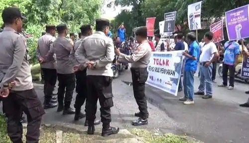 Puluhan wartawan Kota Langsa menggelar aksi damai tolak RUU Penyiaran, Senin (3/6). (Foto: For Infoaceh.net)