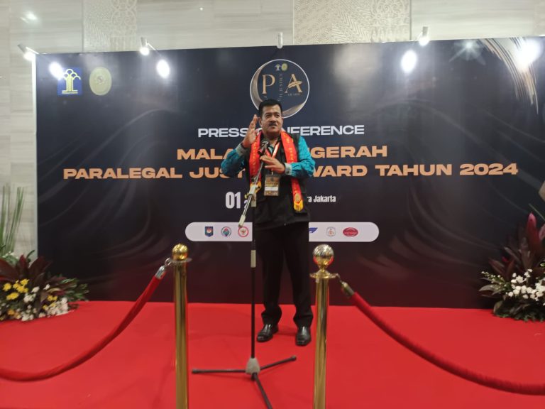 Alta Zaini, Keuchik Gampong Lampulo, Kecamatan Kuta Alam Kota Banda Aceh, meraih Anugerah Paralegal Justice Award (PJA) 2024. (Foto: For Infoaceh.net)