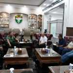 Pangdam IM Mayjen TNI Niko Fahrizal menerima audensi Ketua KONI Aceh Kamaruddin Abubakar atau Abu Razak beserta rombongan di ruang kerja Pangdam IM, Selasa (4/5/2024). Foto: Istimewa