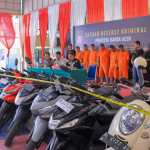 Wakasatreskrim Polresta Banda Aceh AKP Winarto didampingi Kasi Humas Ipda Trisna Zunaidi memberikan keterangan pengungkapan kasus curanmor pada konferensi pers di lapangan indoor Polresta, Kamis (6/6/2024). (Foto: Dok. Polresta Banda Aceh)