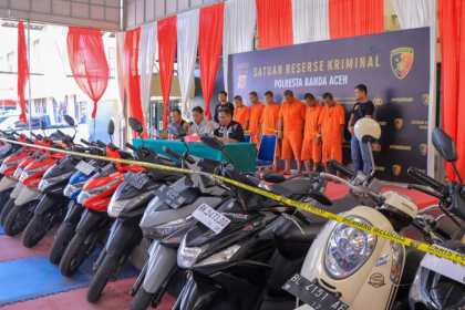 Wakasatreskrim Polresta Banda Aceh AKP Winarto didampingi Kasi Humas Ipda Trisna Zunaidi memberikan keterangan pengungkapan kasus curanmor pada konferensi pers di lapangan indoor Polresta, Kamis (6/6/2024). (Foto: Dok. Polresta Banda Aceh)