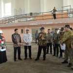 Pj Gubernur Aceh Bustami Hamzah didampingi Pj Sekda Aceh Azwardi Abdullah dan dinas terkait meninjau venue Basket PON XXI Aceh Sumut di Banda Aceh, Kamis (6/6/2024). (Foto: For Infoaceh.net)