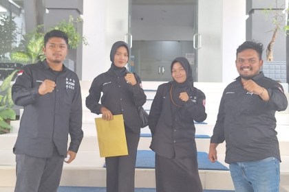 Warga melayangkan surat upaya administratif keberatan kepada Pj Wali Kota Banda Aceh Amiruddin, terkait upah tenaga kebersihan di DLHK3 yang dibayar di bawah UMP. Foto: Istimewa