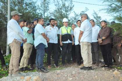Pj Gubernur Aceh Bustami Hamzah dan Pj Bupati Aceh Besar Muhammad Iswanto meninjau venue PON XXI Aceh-Sumut cabang olahraga selancar, di Babah Kuala Lhoknga Aceh Besar, Jum'at sore (7/6/2024). (Foto: For Infoaceh.net)