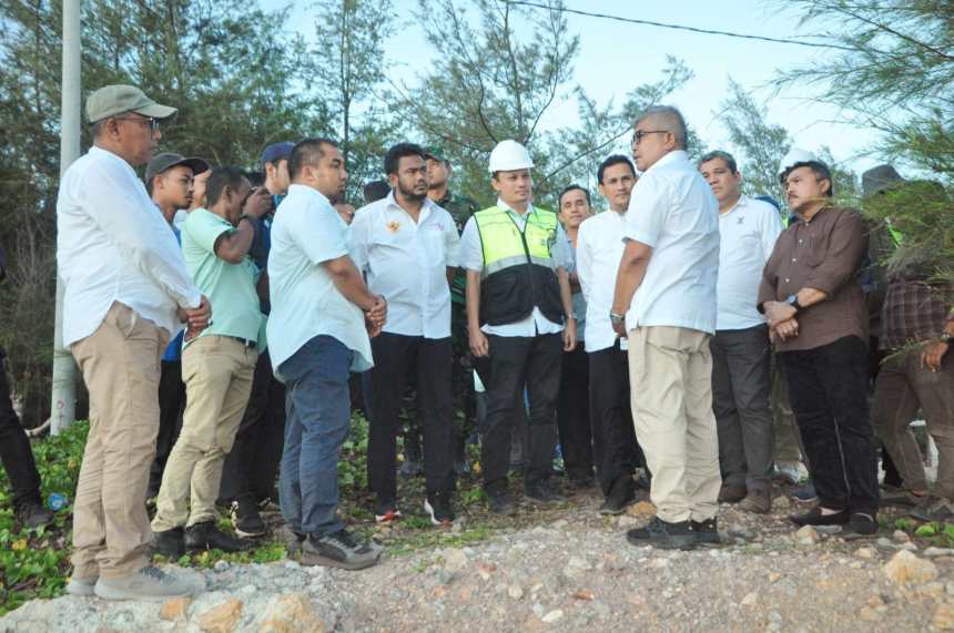 Pj Gubernur Aceh Bustami Hamzah dan Pj Bupati Aceh Besar Muhammad Iswanto meninjau venue PON XXI Aceh-Sumut cabang olahraga selancar, di Babah Kuala Lhoknga Aceh Besar, Jum'at sore (7/6/2024). (Foto: For Infoaceh.net)