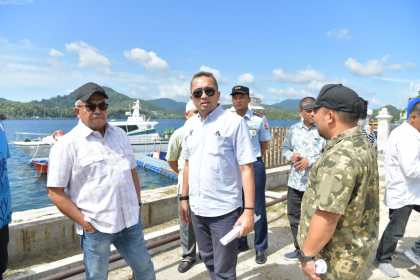 Pj Gubernur Aceh Bustami didampingi Pj Wali Kota Sabang Reza Fahlevi dan Pj Bupati Aceh Besar Muhammad Iswanto meninjau Venue PON Cabor Selam Laut di Dermaga CT-1 BPKS Sabang, Sabtu (8/6/2024). (Foto: For Infoaceh.net)