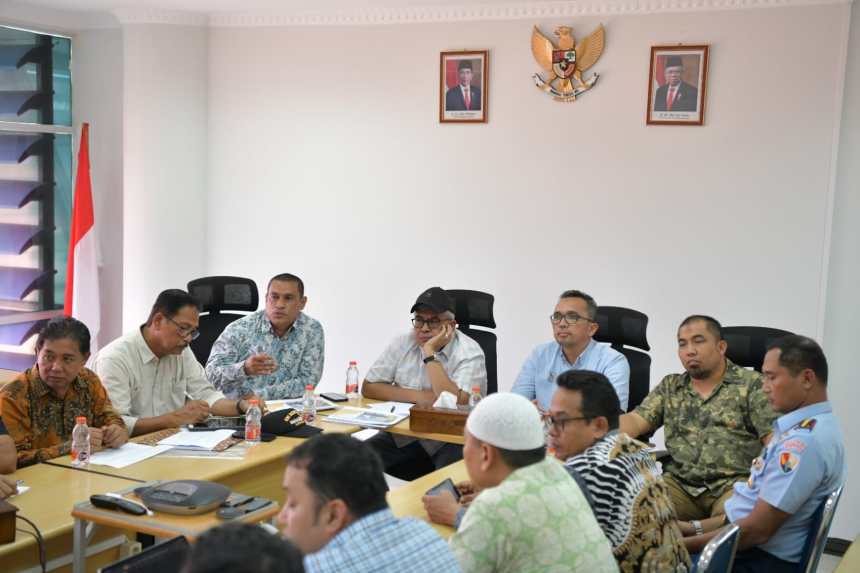 Pj Gubernur Aceh Bustami Hamzah didampingi Pj Wali Kota Sabang Reza Fahlevi dan Pj Bupati Aceh Besar Muhammad Iswanto memimpin rapat dengan Manajemen BPKS Sabang, di Kantor BPKS, Kuta Barat, Sukakarya, Kota Sabang, Sabtu (8/6). (Foto: For Infoaceh.net)