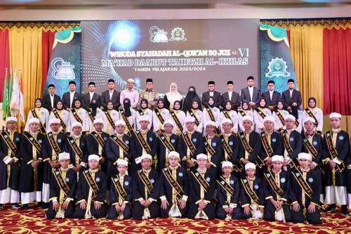 Wisuda Syahadah Tahfiz Al-Qur’an 30 Juz santri Ma’had Daarut Tahfizh Al-Ikhlas, di Hotel Amel Convention Hall, Blang Oi Banda Aceh, Ahad (9/6/2024). Foto: Istimewa