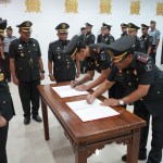 Kakanwil Kemenkumham Aceh Meurah Budiman melantik 14 pejabat manajerial dan non manajerial pada UPT Keimigrasian di Aula Bangsal Garuda, Senin (10/6/2024). (Foto: For Infoaceh.net)