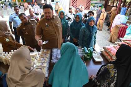 Pj Bupati Aceh Besar Muhammad Iswanto bersama Kadis Pemberdayaan Masyarakat dan Gampong Aceh T Aznal Zahri melihat hasil produksi UMKM Lomba Gampong Tingkat Provinsi Aceh tahun 2024 di Gampong Bueng Sidom, Kecamatan Blang Bintang, Aceh Besar, Selasa (11/6/). (Foto: For Infoaceh.net)