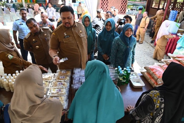 Pj Bupati Aceh Besar Muhammad Iswanto bersama Kadis Pemberdayaan Masyarakat dan Gampong Aceh T Aznal Zahri melihat hasil produksi UMKM Lomba Gampong Tingkat Provinsi Aceh tahun 2024 di Gampong Bueng Sidom, Kecamatan Blang Bintang, Aceh Besar, Selasa (11/6/). (Foto: For Infoaceh.net)