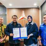 Illiza Sa'aduddin Djamal saat menerima rekomendasi sebagai calon Wali Kota Banda Aceh yang diserahkan Sekjen DPP Partai Demokrat Teuku Riefky Harsya di Jakarta, Selasa (11/6) Foto: Istimewa