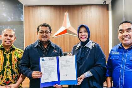 Illiza Sa'aduddin Djamal saat menerima rekomendasi sebagai calon Wali Kota Banda Aceh yang diserahkan Sekjen DPP Partai Demokrat Teuku Riefky Harsya di Jakarta, Selasa (11/6) Foto: Istimewa