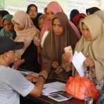 Sejumlah Warga Ie Alang berbelanja pada pangan murah Pemkab Aceh Besar di Gampong Ie Alang, Kecamatn Kuta Cot Glie, Aceh Besar, Selasa (11/6/2024). (FOTO/MC ACEH BESAR)