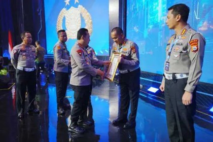 Dirlantas Polda Aceh Kombes Pol M Iqbal Alqudusy menerima penghargaan juara I menekan laka lantas secara kolaboratif se-Indonesia yang diserahkan Kapolri Jenderal Pol Listyo Sigit Prabowo, Rabu (12/6). (Foto: For Infoaceh.net)