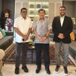 Mantan Wapres Jusuf Kalla menerima kunjungan bakal calon gubernur Aceh M Nasir Djamil dan Anggota DPR RI terpilih Muslim Ayub, di Jakarta, Rabu (12/6). (Foto: For Infoaceh.net)
