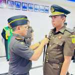 Kajari Sabang Milono Raharjo SH MH melantik David Johnie sebagai Kasi Pidsus Kejari Sabang, Rabu (12/6). (Foto: Dok. Kejari Sabang)