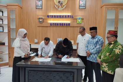 Penandatanganan kerja sama Disdukcapil Aceh Besar dengan KUA Pulo Aceh, Rabu (12/6/2024). Foto: Istimewa