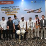 Pj Sekda Aceh Azwardi Abdullah memotong pita usai membuka penerbangan pesawat jenis Airbus 320-200 Maskapai Super Air Jet, yang melayani rute penerbangan Jakarta-Banda Aceh, di Bandara SIM, Blang Bintang, Jum'at (14/6/2024). (Foto: For Infoaceh.net)
