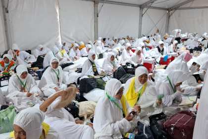 Jamaah haji Aceh Kloter 12 dalam tenda di Arafah sedang melaksanakan wukuf, setelah tiba Jum'at (14/6) atau 8 Dzulhijjah 1445 Hijriah, pukul 10.00 WAS (14.00 WIB). Foto: Istimewa