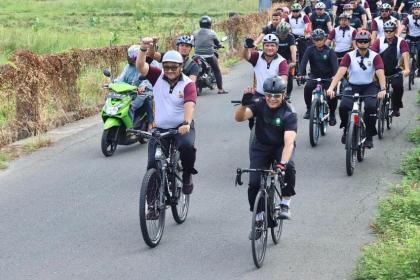 Pangdam Iskandar Muda Mayjen TNI Niko Fahrizal bersama Kapolda Aceh Irjen Pol Achmad Kartiko mengikuti kegiatan olahraga bersama TNI-Polri, Sabtu (22/6). (Foto: For Infoaceh.net)