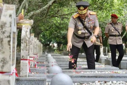 Kapolda Aceh Irjen Pol Achmad Kartiko menabur bunga di taman makam pahlawan (TMP) Banda Aceh, Senin pagi (24/6/2024). (Foto: Humas Polda Aceh)