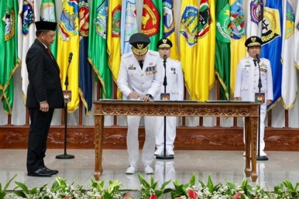 Mendagri Tito Karnavian resmi melantik tiga Pj Gubernur untuk Sumatera Utara, Sumatera Selatan dan NTB di Kantor Kemendagri, Jakarta, Senin sore (24/6). (Foto: Kemendagri)