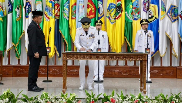 Mendagri Tito Karnavian resmi melantik tiga Pj Gubernur untuk Sumatera Utara, Sumatera Selatan dan NTB di Kantor Kemendagri, Jakarta, Senin sore (24/6). (Foto: Kemendagri)