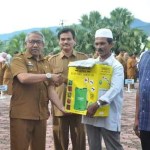 Asisten I Sekda Aceh Besar Farhan AP, menyerahkan handsprayer kepada petani, pada peringatan Hari Krida Pertanian 2024, usai pelaksanaan apel gabungan, di halaman Kantor Bupati Aceh Besar, Kota Jantho, Senin pagi (24/6/2024). Foto: For Infoaceh.net