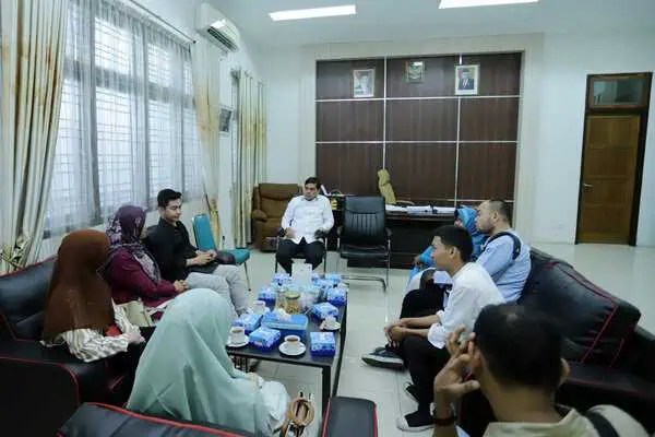 Rektor UIN Ar-Raniry Prof Mujiburrahman saat menerima kunjungan dari Forum Bangun Aceh (FBA) dan anggota organisasi disabilitas Aceh, Senin (24/6/2024). Foto: For Infoaceh.net