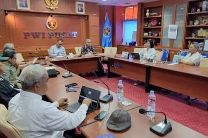 Dewan Kehormatan (DK) PWI meminta Ketua Umum PWI Hendry Ch Bangun menuntaskan pelaksanaan sanksi dan rekomendasi DK berkenaan dugaan penyalahgunaan dana sponsorship Forum Humas BUMN untuk penyelenggaraan Uji Kompetensi Wartawan (UKW) PWI. Foto: Istimewa