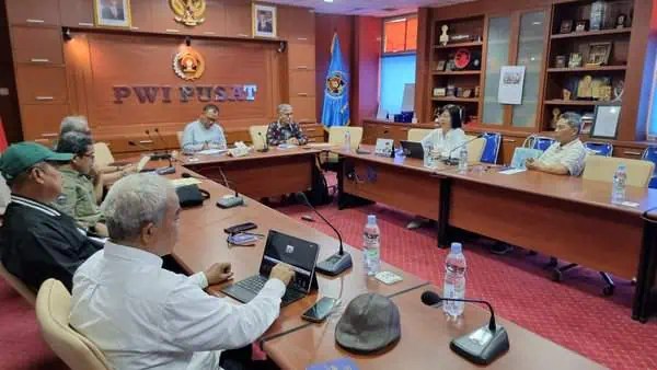 Dewan Kehormatan (DK) PWI meminta Ketua Umum PWI Hendry Ch Bangun menuntaskan pelaksanaan sanksi dan rekomendasi DK berkenaan dugaan penyalahgunaan dana sponsorship Forum Humas BUMN untuk penyelenggaraan Uji Kompetensi Wartawan (UKW) PWI. Foto: Istimewa