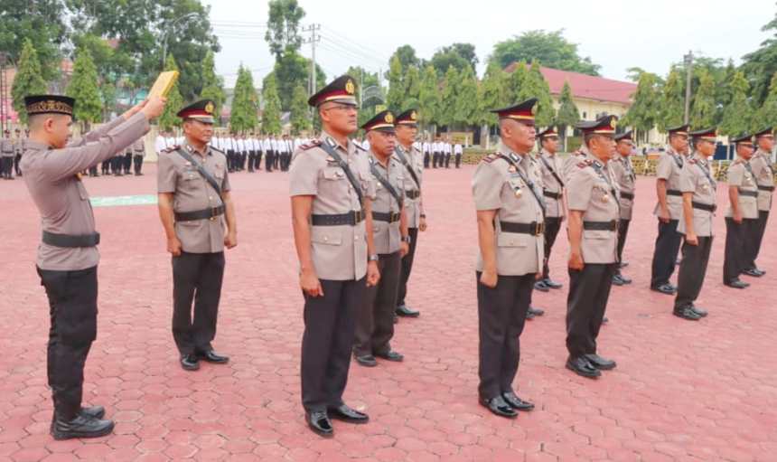 Kapolres Aceh Tamiang AKBP Muhammad Yanis memimpin upacara serah terima jabatan (sertijab) 3 Kasat dan 6 Kapolsek jajaran di lapangan apel Parama Satwika Mapolres setempat, Senin (24/6/2024). (Foto: Dok. Polres Aceh Tamiang)