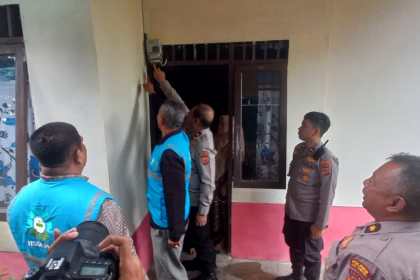 Wakapolda Aceh Brigjen Pol Armia Fahmi bersama PLN Aceh membantu pemasangan listrik gratis kepada salah seorang warga kurang mampu di Desa Tupah, Kecamatan Karang Baru, Aceh Tamiang, Kamis (27/6). Foto: Istimewa