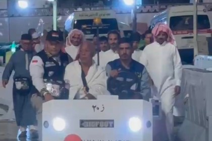 Jenazah almarhumah Haryati, jamaah haji Aceh kloter 10 yang meninggal dunia di Tanah Suci saat akan dishalatkan di Masjidil Haram, subuh Sabtu (29/6). Foto: Istimewa