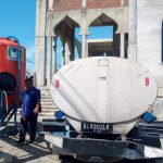 Warga mengambil air bersih dalam bak yang telah diisi petugas BPBD Aceh Besar untuk warga terdampak kekeringan di Lhoknga, Sabtu (29/6/2024). FOTO/BPBD ACEH BESAR
